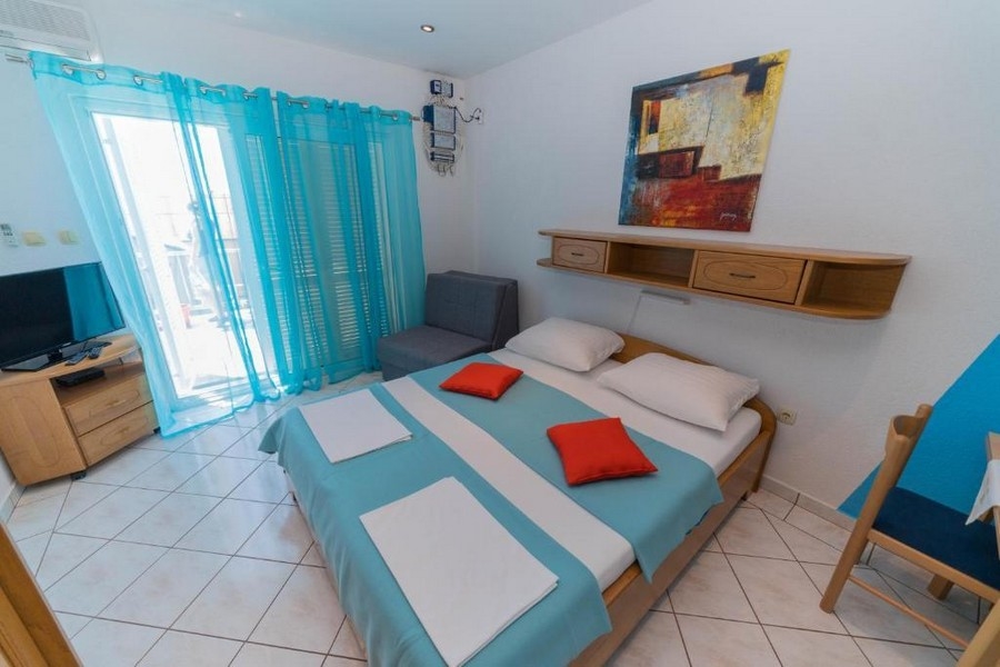 Välskötta vardagsrum och sovrum med utgång till balkong