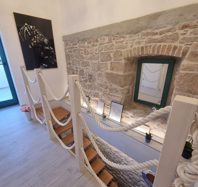 Ljus hall med utgång till balkong