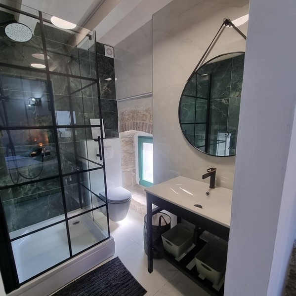 Badrum med fönster och stor dusch