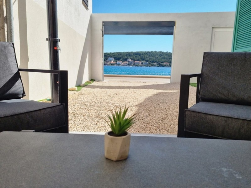 Renoverat dalmatiskt hus i första raden mot havet - Fastigheter Kroatien