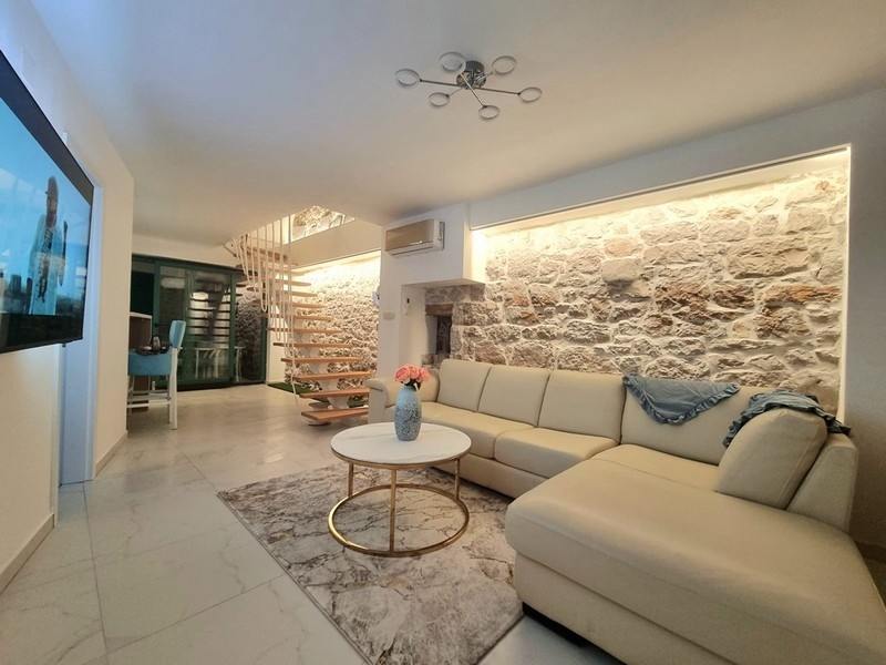 Mysigt vardagsrum med tillgång till kök