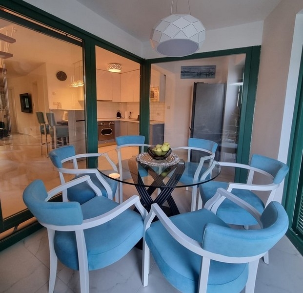 Övertäckt terrass med utgång från köket