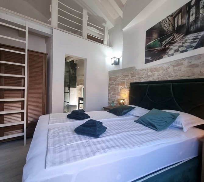 Sovrum med galleri och badrum