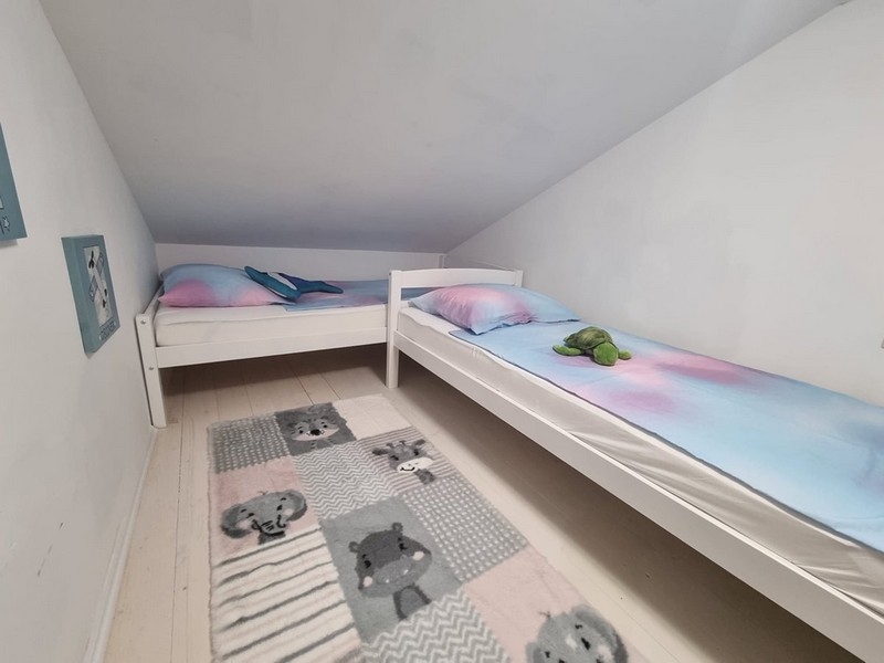 Galarie med 2 enkelsängar