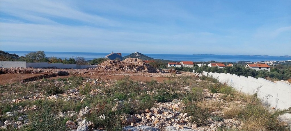 Utsikt från en täckt terrass på en lyxig kroatisk villa med gäster som njuter av havsutsikten – Köp en villa i Kroatien.
