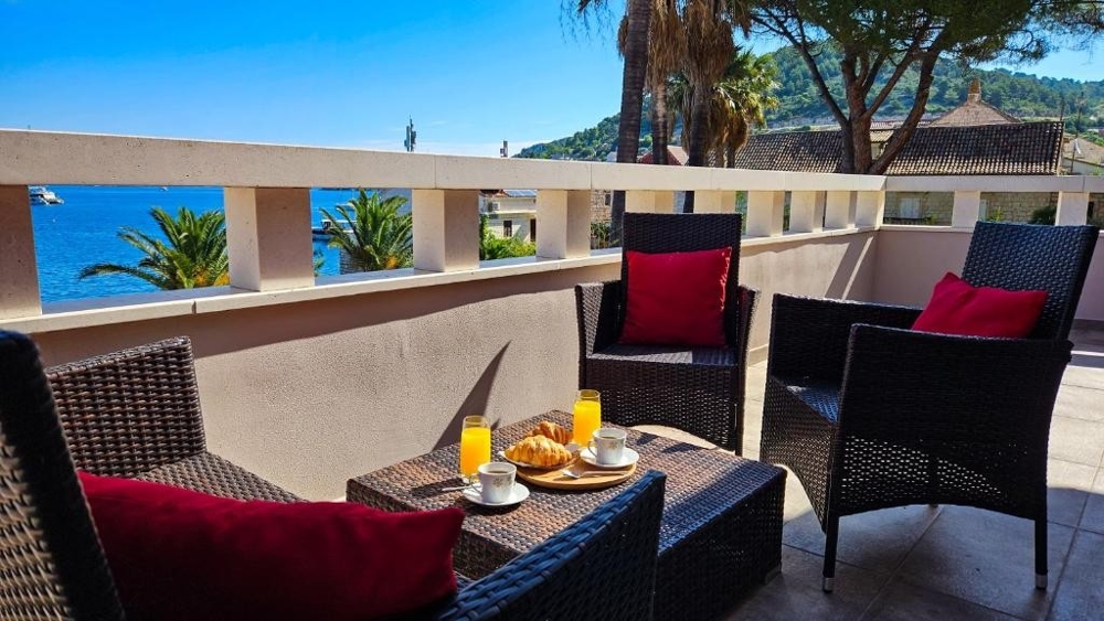 Mysigt vardagsrum med modernt kök, matbord och soffa, schackspel på soffbordet - Villa till salu Kroatien H2846