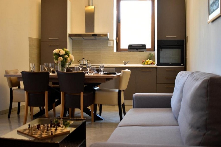 Ljust sovrum med dubbelsäng, röd kast och havsutsikt genom fönster från golv till tak - villa till salu Kroatien H2846