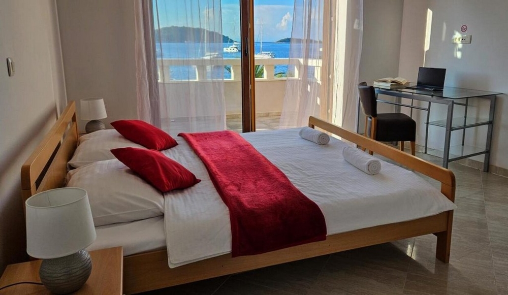 Modernt badrum med badkar, ljus kakelpanel och väggkonst - Fastigheter Kroatien H2846