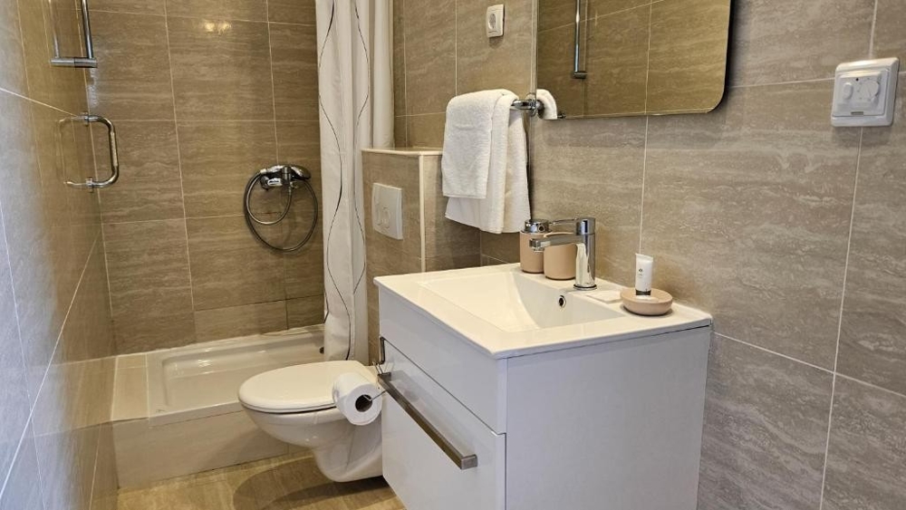 Badrum med fönster och dusch