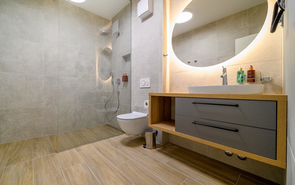 Moderna badrum med stor dusch eller badkar