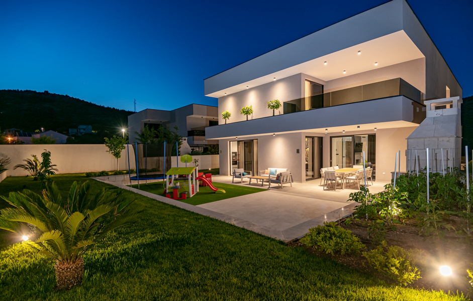 Stor trädgård med lekplats och havsutsikt - Fastigheter Kroatien H2847