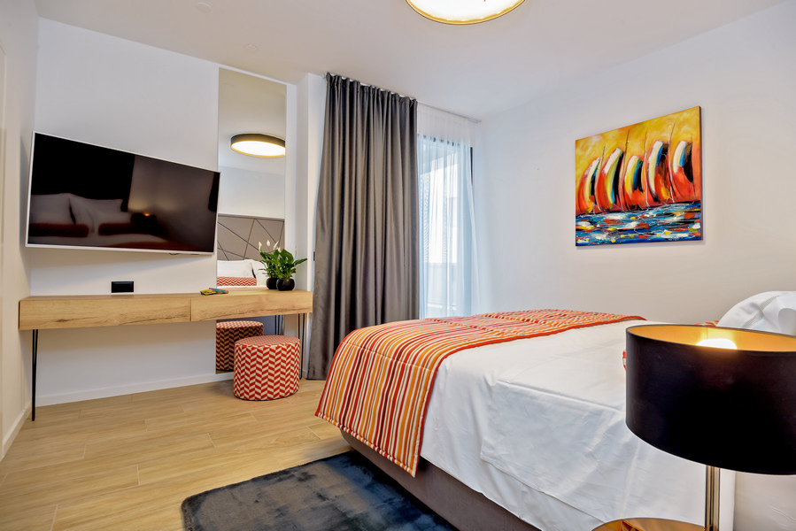 Generös boyta med stora fönsterpartier