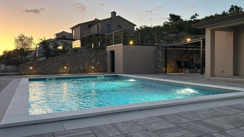 Rymlig pool med havsutsikt