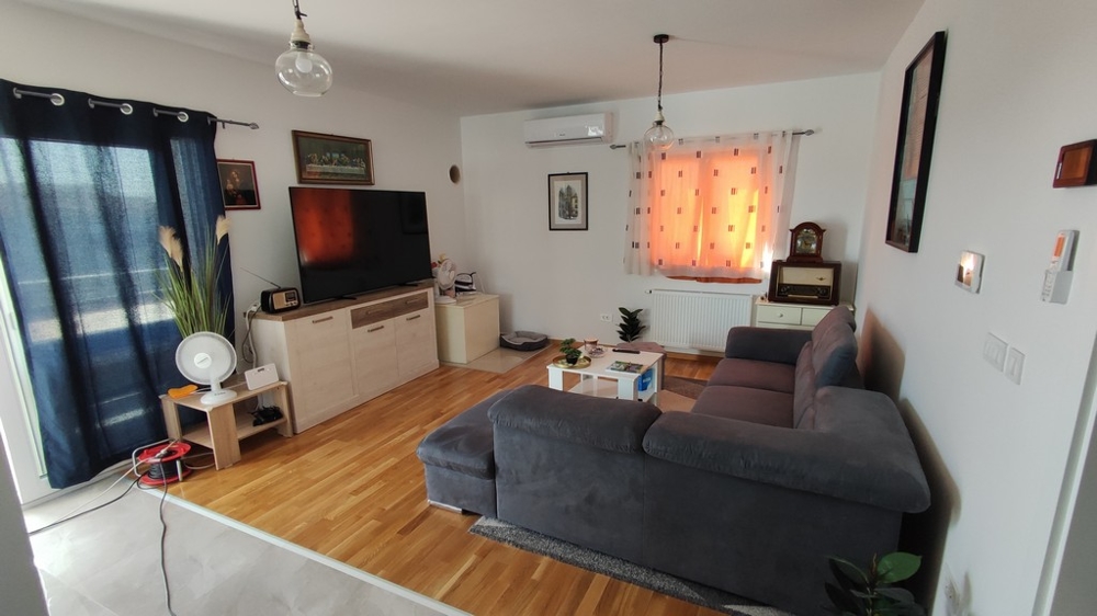 Ljust och inbjudande vardagsrum i det nybyggda huset i Vodice, perfekt för att köpa i Kroatien.