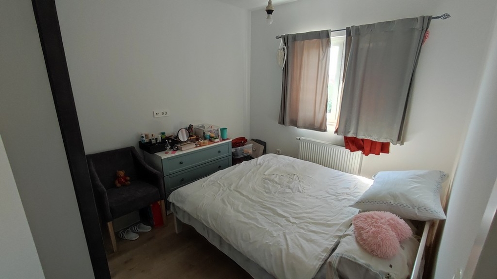 Mysigt sovrum i ett hus till salu i Vodice, Kroatien, med naturligt ljus.