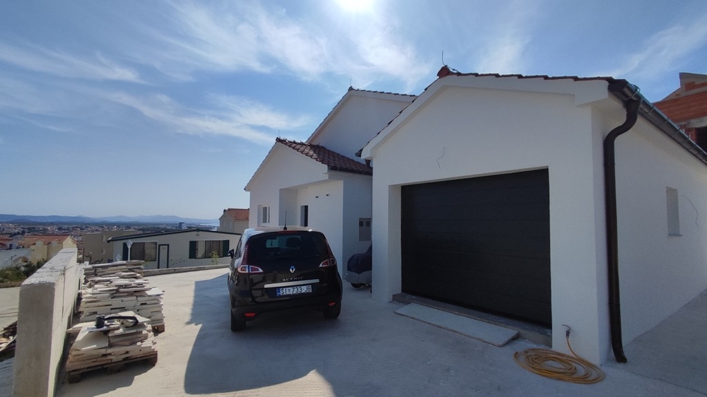 Rymligt garage till det nya huset i Vodice, perfekt för den som är intresserad av att köpa ett hus i Kroatien.