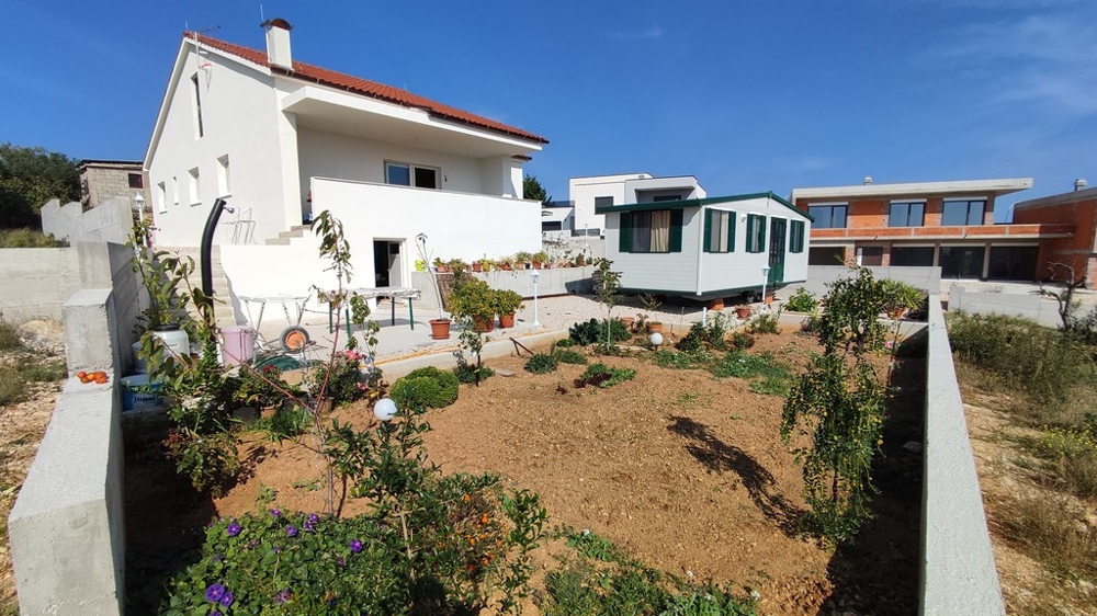 Välskött trädgård och uthus till enfamiljshuset till salu i Vodice, Kroatien.