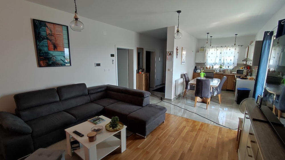 Interiörvy av vardagsrummet med moderna möbler i huset till salu i Vodice, Kroatien