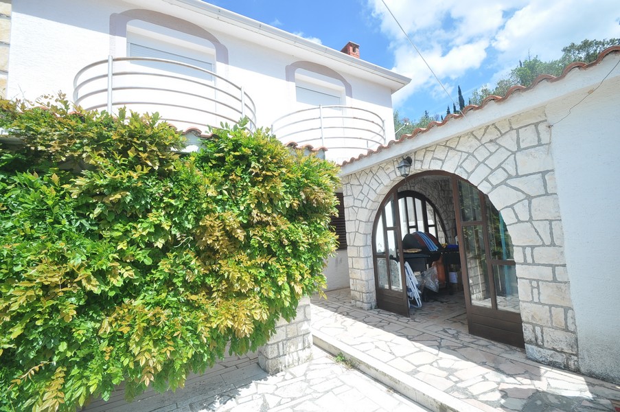 Ingångsområde till medelhavshus vid havet i Kroatien med stenarkitektur.