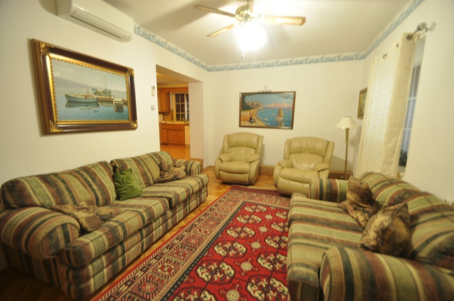 Rymligt, välutrustat kök i ett kroatiskt hus vid havet.