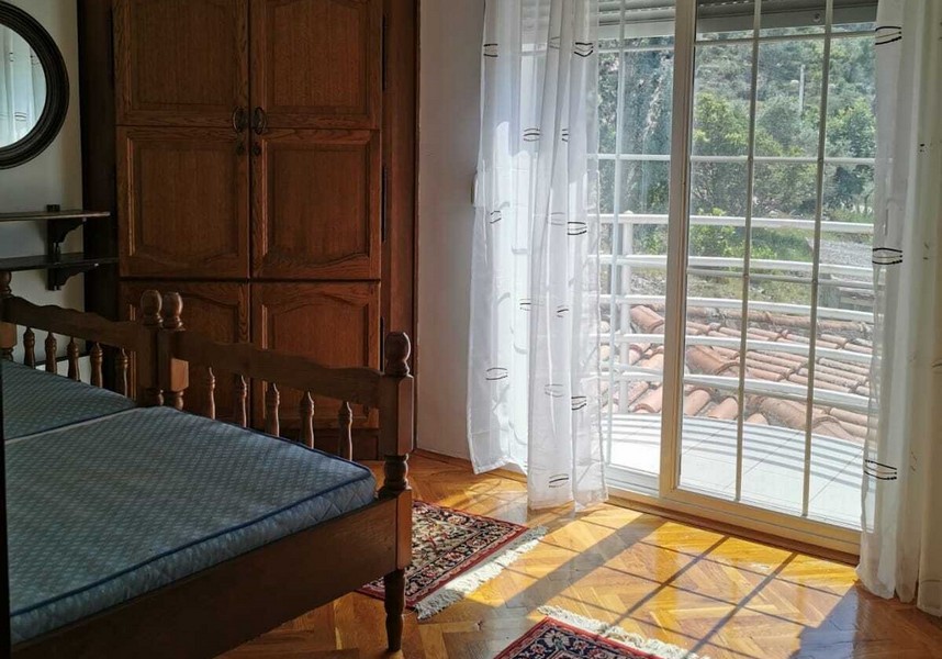 En trappa upp hall med traditionella möbler i havet hus i Kroatien.