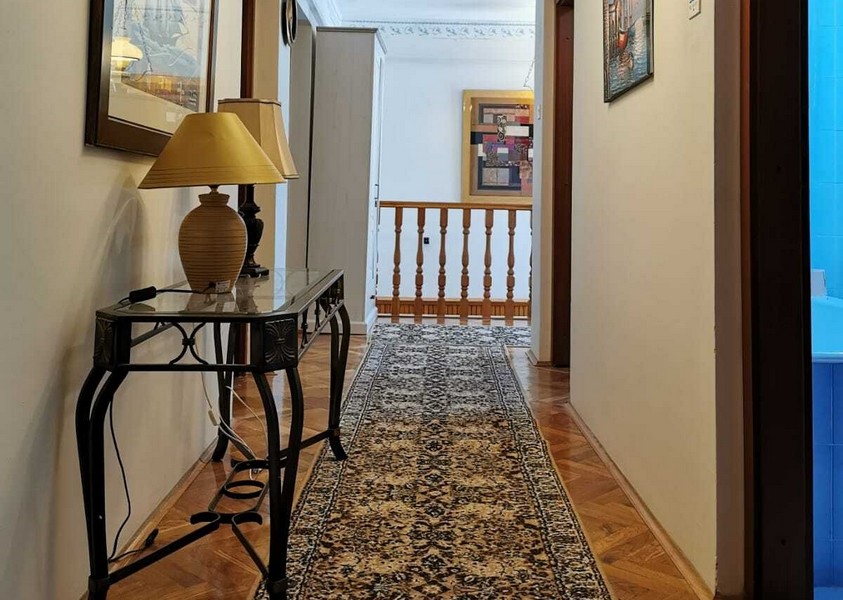 Modernt badrum med duschkabin i ett hus vid havet i Kroatien.