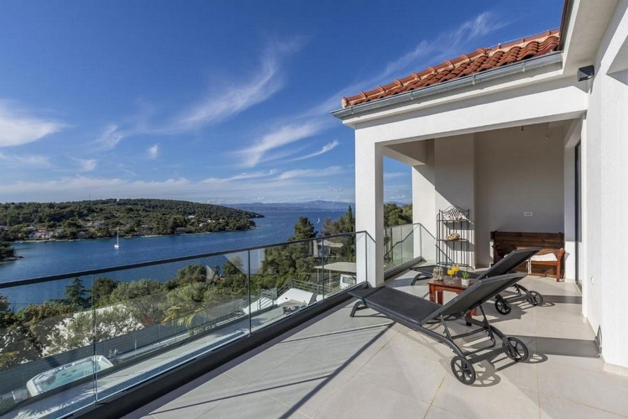 Terrass för en villa till salu i Kroatien - panoramaspaning med havsutsikt.