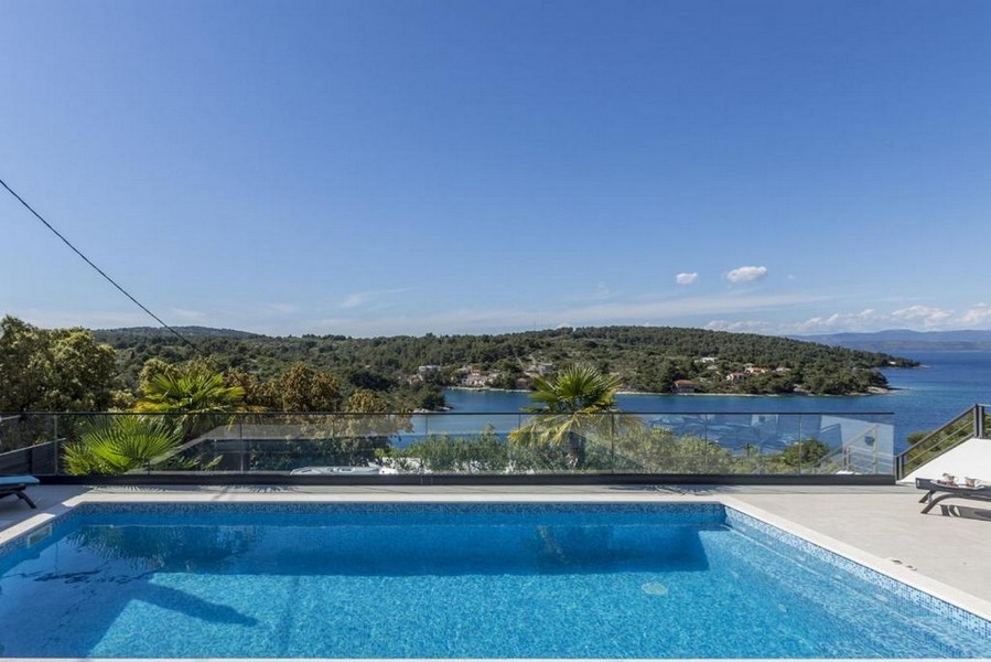 Infinitypool med utsikt över den kroatiska kusten - köp en villa på Panorama Scouting.