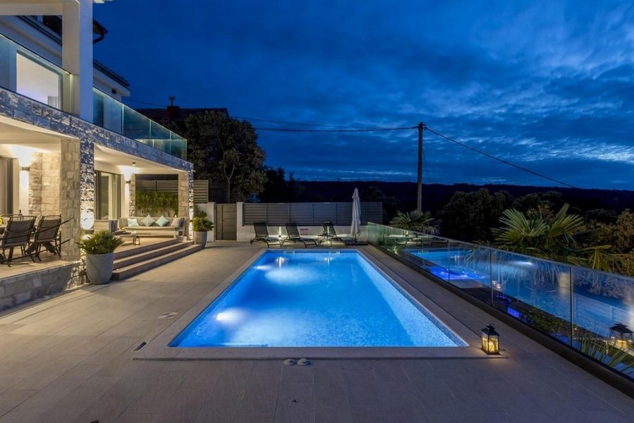 Nattvy av poolbelysningen av en villa i Kroatien - Panorama Scouting.