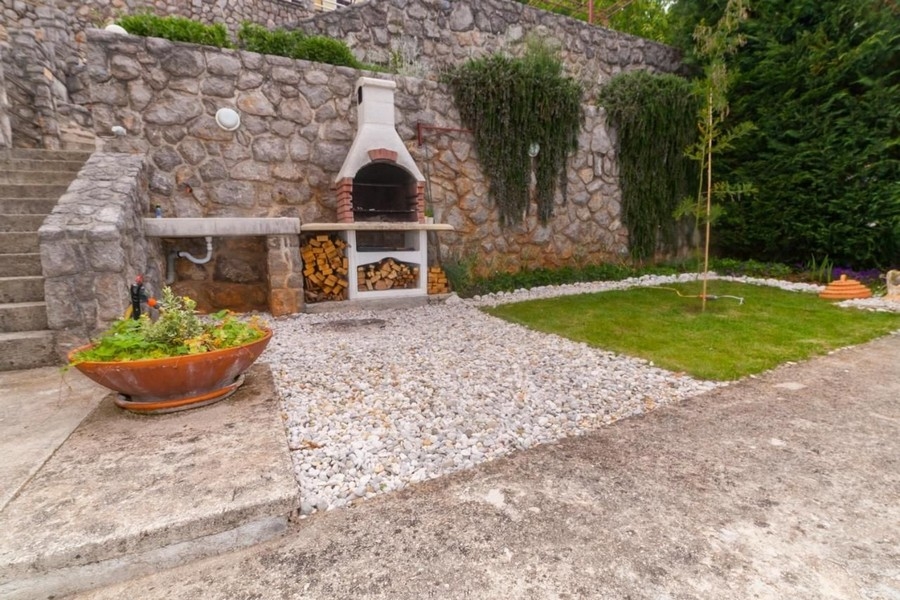 Rymlig trädgård med grill