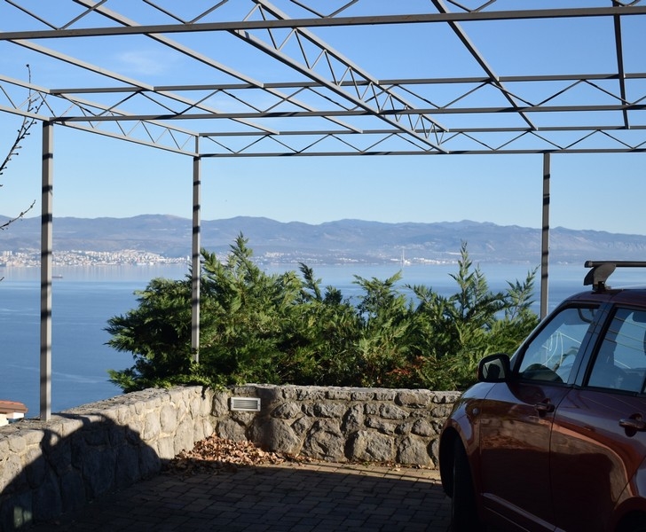 Totalt sex parkeringsplatser utomhus