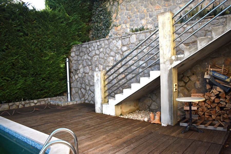 Träterrasser med pool och jacuzzi