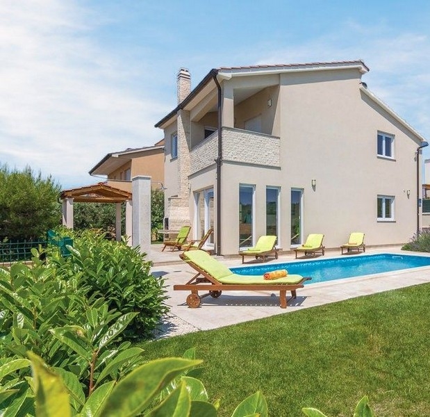 Välskött hus med trädgård och pool