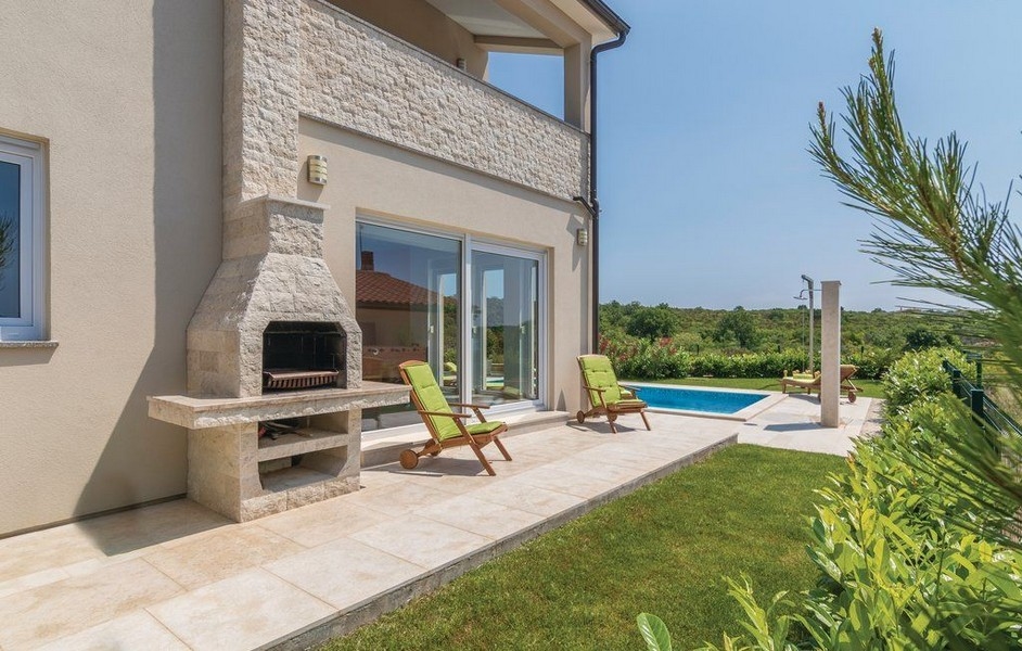 Fristående hus med stor trädgård och havsutsikt