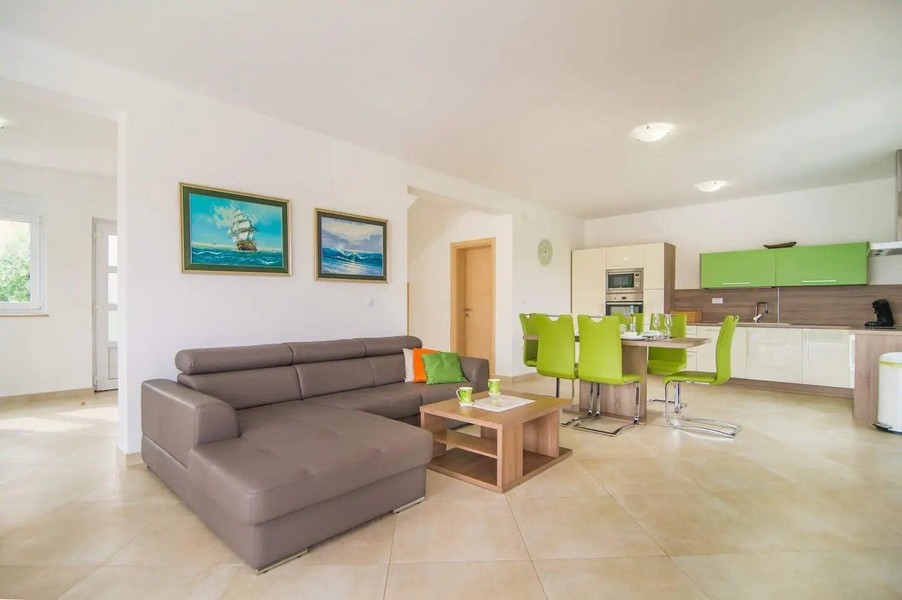 Ljust och öppet kök-vardagsrum med utgång till altan