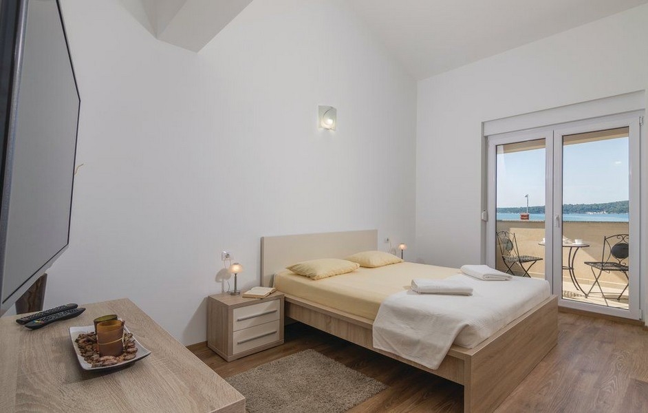 Sovrum med utgång till balkong med havsutsikt