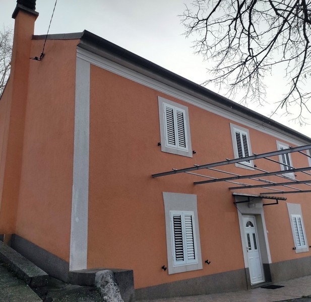 Enfamiljshus med potential och renoverad fasad