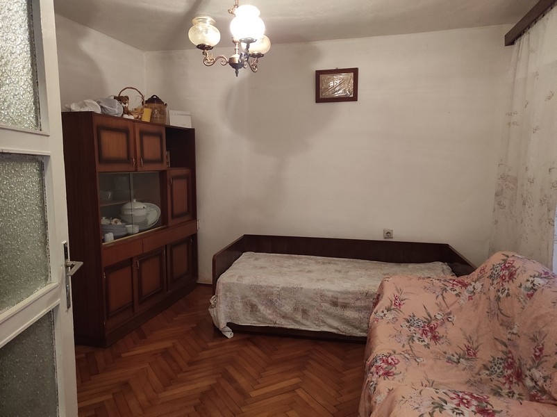 Vardagsrum med möbler