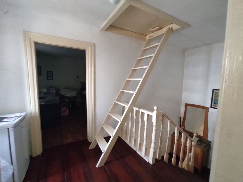 Första våningen med sovrum och tillgång till vinden