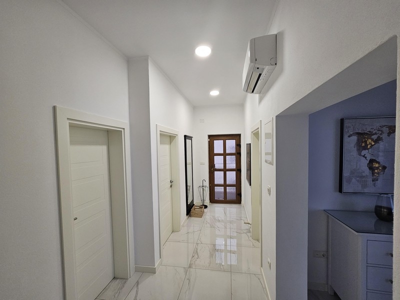 Ljus och luftig hall med blanka golv i ett lägenhetshus vid havet i Kroatien