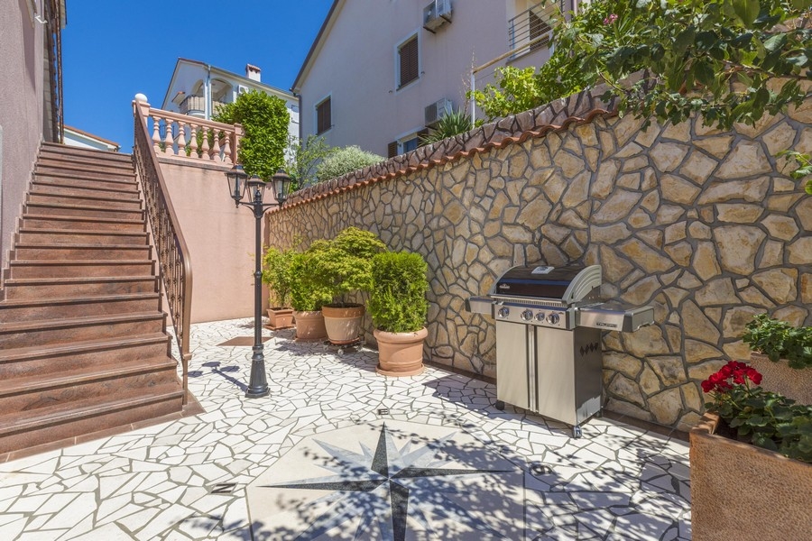 Asfalterad grillplats utanför hyreshus i Kroatien