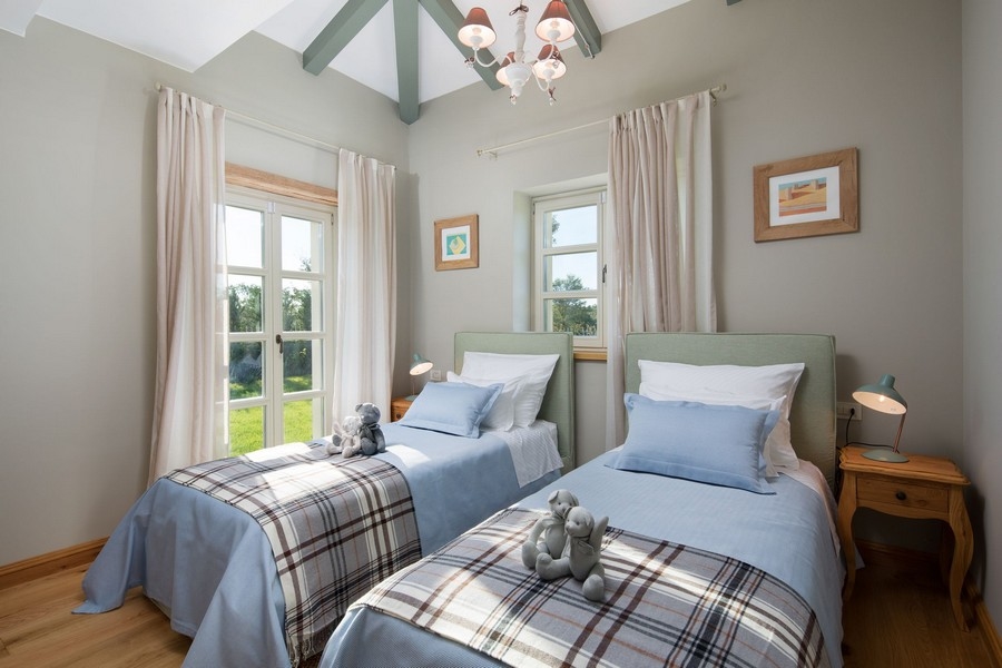 Tvåbäddsrum i en kroatisk villa med lantlig inredning och utsikt över den omgivande naturen, perfekt för barn eller gäster