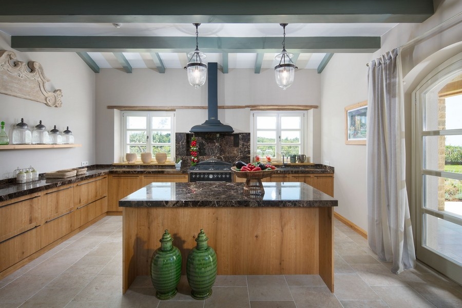 Rymligt kök med ö och grön utsikt i en villa till salu i Kroatien, perfekt för familjer och underhållande