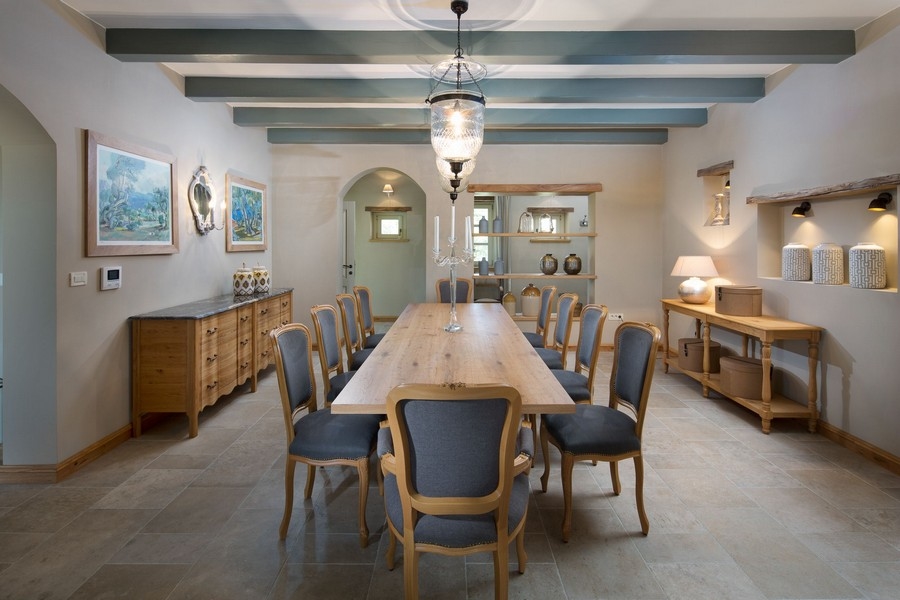 Stor matplats med långt träbord i en kroatisk villa, perfekt för sociala kvällar
