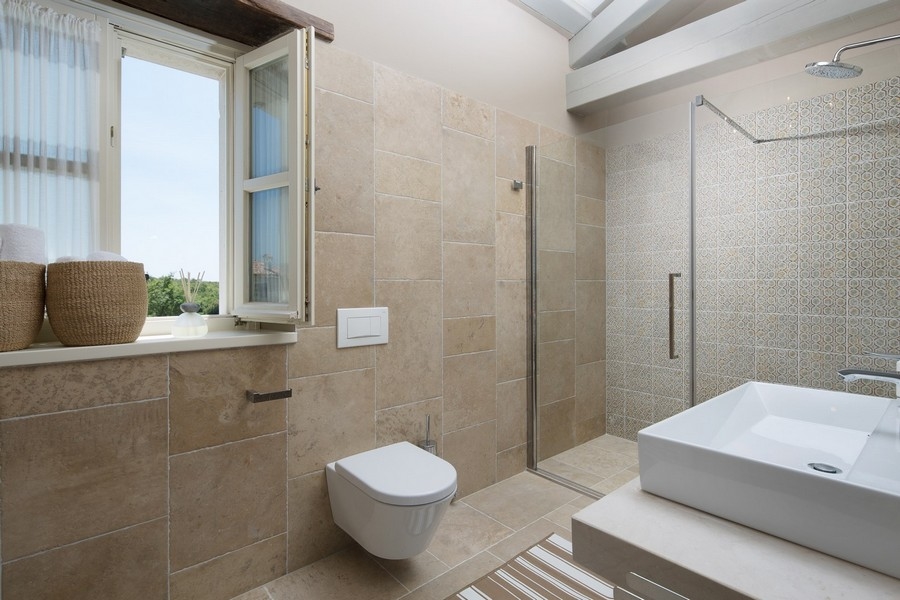 Mysigt vardagsrum med soffa, fåtöljer och utgång till terrassen i en lyxvilla i Kroatien