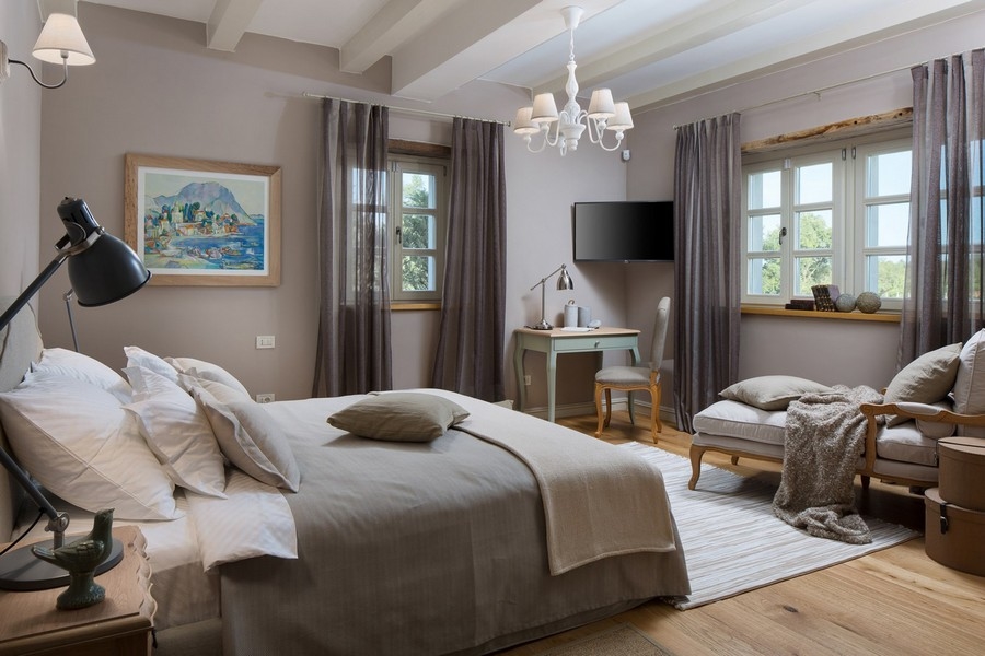 Mysigt sovrum i en villa i Kroatien med dubbelsäng och arbetsplats, smakfullt inrett, en del av Fastigheter Kroatien H2878