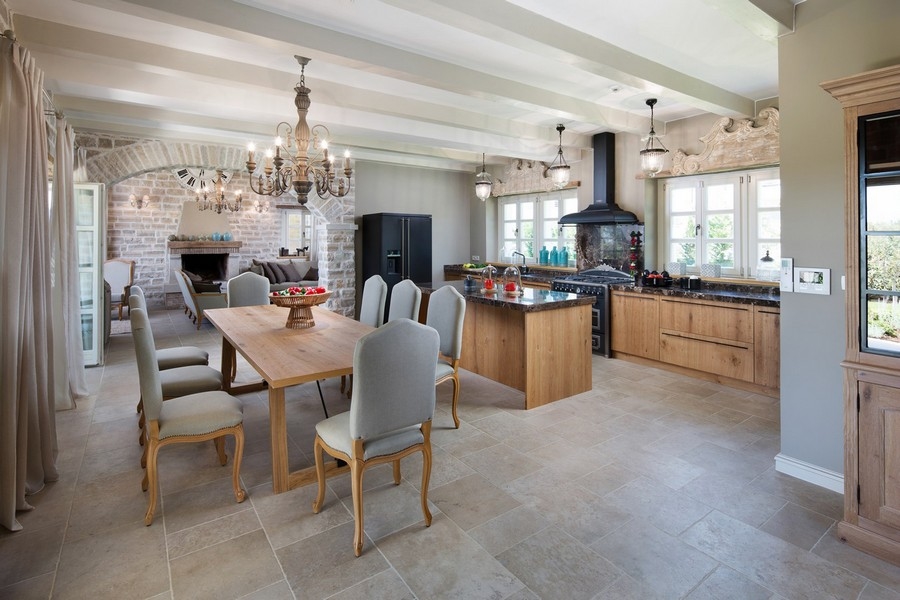 Överdådigt villakök och matplats med rustik design, utrustad med ett stort träbord och ljuskrona, en del av Villa Buy Croatia H2878