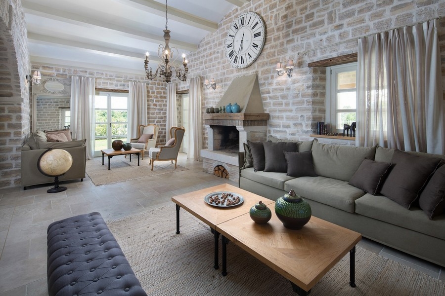 Mysigt vardagsrum med öppen spis och elegant inredning i en lyxig kroatisk villa, tillgänglig på Villa Buy Croatia