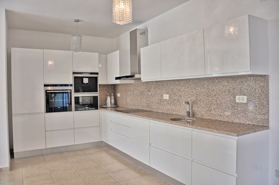 Modernt kök i ett hus vid havet i Istrien, till salu.