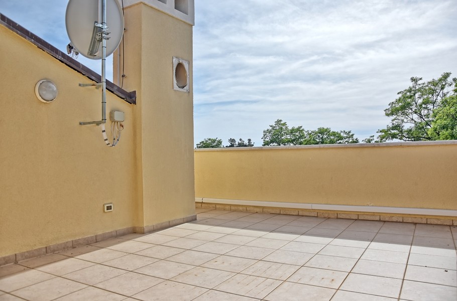 Terrass på övervåningen av huset i Istrien med havsutsikt, till salu.